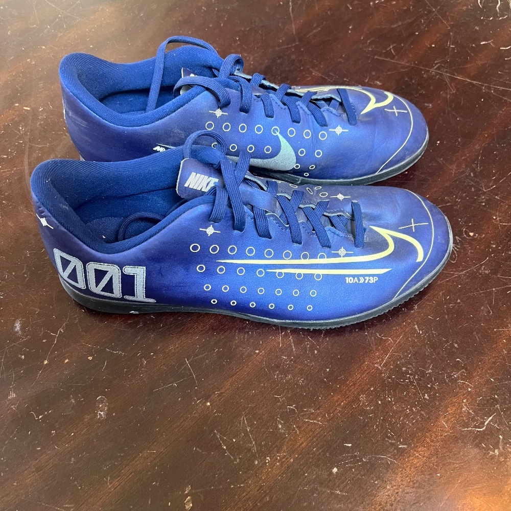 Nike blue indoor soccer shoes youth 6
